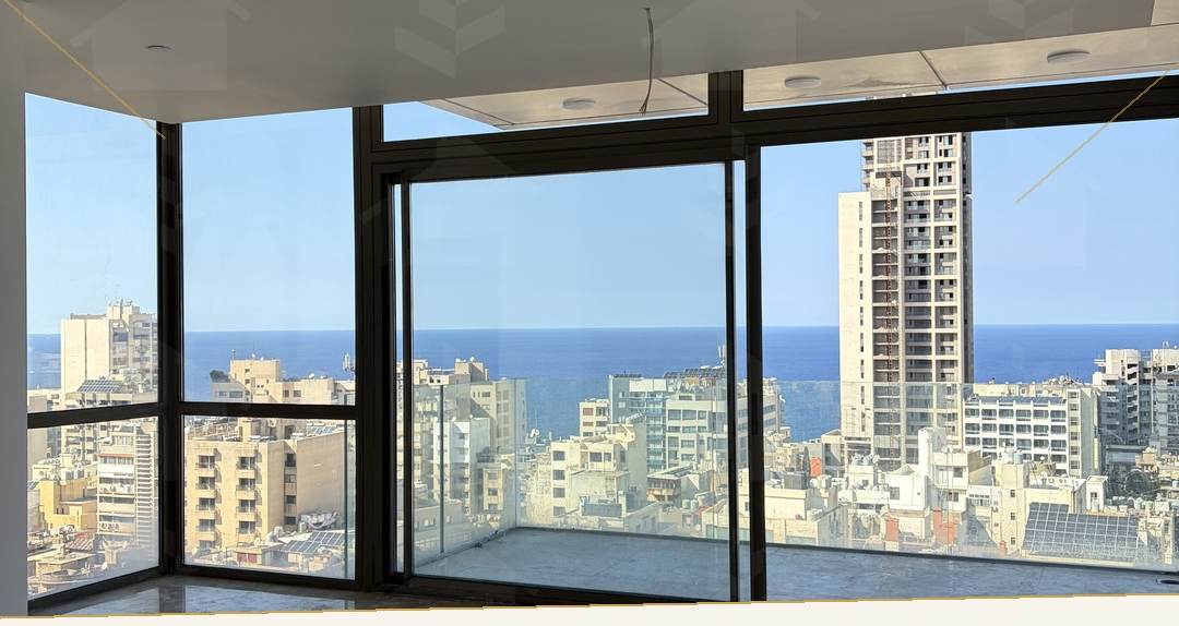 استقبال بواجهات زجاجية من الأرض حتى السقف تطل فوق بيروت حتى البحر — شقة للإيجار في الحمرا، بيروت — رقم 1196