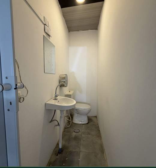 Bathroom of shop for rent in Achrafieh, Beirut — Ref. 1184