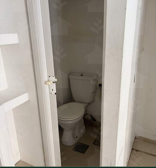WC off the shop floor, shop for rent in Sodeco, Achrafieh — Ref. 1199