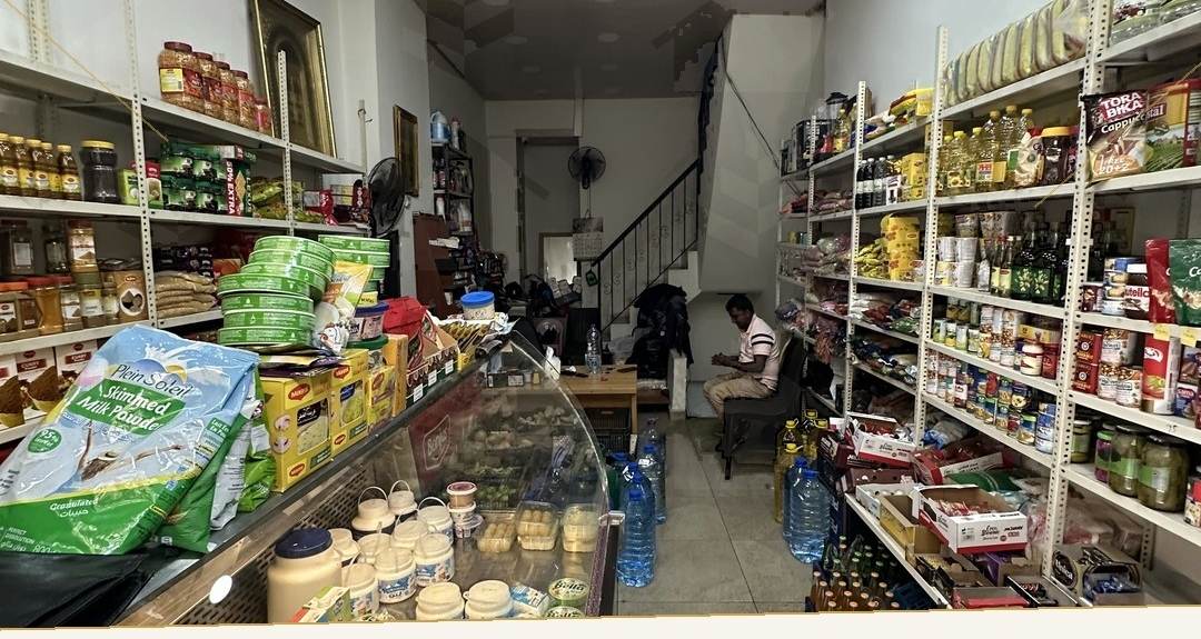 المحل من الداخل برفوف معبأة وطاولة خدمة — محل للبيع في الظريف، بيروت — رقم 1167